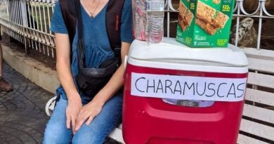 VIAJÓ  DESDE ARGENTINA PARA CONOCER EL SALVADOR; AHORA VENDE ‘CHARAMUSCAS’, EN USULUTÁN.