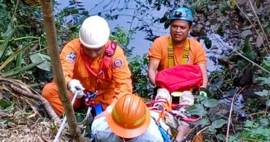 ADULTO MAYOR CAYÓ EN UN BARRANCO EN UNA COLONIA DE SAN SALVADOR.