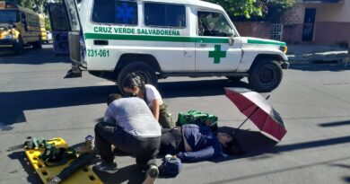 EN SANTA ANA, UNA MOTOCICLISTA RESULTÓ LESIONADA EN UN ACCIDENTE DE TRÁNSITO.