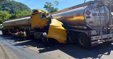 CHOQUE DE DOS PIPAS DE COMBUSTIBLE DEJÓ A UN CONDUCTOR FALLECIDO EN LA CARRETERA LITORAL.