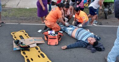 EN SANTA ANA, DOS MOTOCICLISTAS RESULTARON LESIONADOS AL ACCIDENTARSE EN LA CALLE ANTIGUA A SAN SALVADOR.