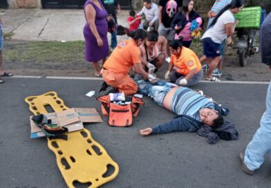 EN SANTA ANA, DOS MOTOCICLISTAS RESULTARON LESIONADOS AL ACCIDENTARSE EN LA CALLE ANTIGUA A SAN SALVADOR.