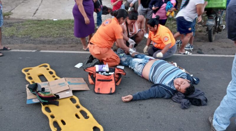 EN SANTA ANA, DOS MOTOCICLISTAS RESULTARON LESIONADOS AL ACCIDENTARSE EN LA CALLE ANTIGUA A SAN SALVADOR.