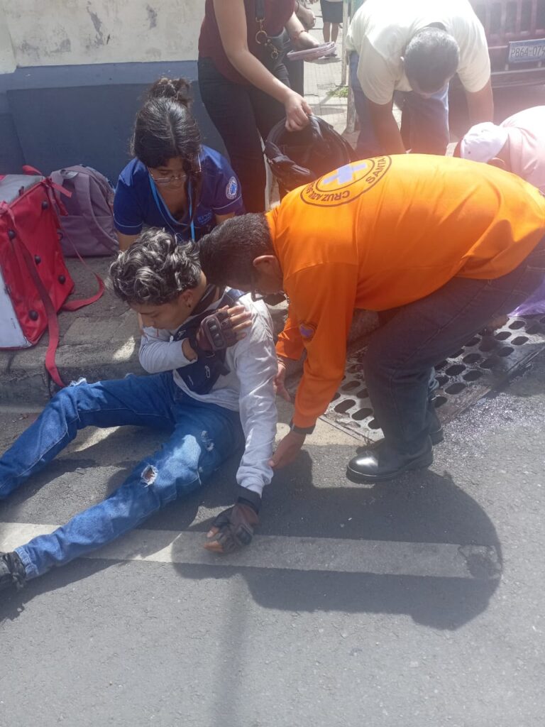 accidente de tránsito, motociclista atropellado, Cruz Azul Santa Ana, emergencia vial, El Salvador.