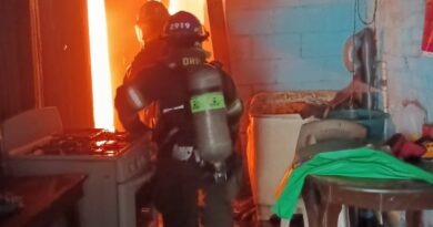 BOMBEROS CONTROLARON INCENDIO EN UNA VIVIENDA DE MEJICANOS, SAN SALVADOR.