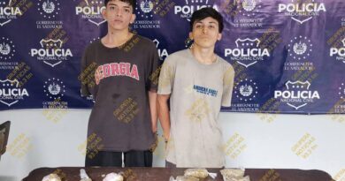 ELEMENTOS DE LA POLICÍA INTERCEPTARON A DOS JÓVENES CON DROGAS EN SAN ANTONIO DEL MONTE EN SONSONATE.