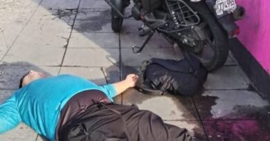 PREFIRIÓ DORMIR QUE MANEJAR EBRIO: MOTOCICLISTA AMANECE EN UNA ACERA DEL CENTRO DE SAN SALVADOR
