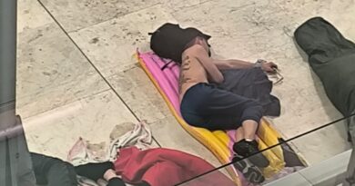 ESCÁNDALO EN AEROPUERTO DE MADRID: MÁS DE 500 SIN TECHO VIVEN EN LA TERMINAL 4 ENTRE CHINCHES Y BAÑOS INSALUBRES