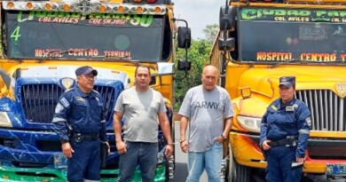 MOTORISTAS DE LA RUTA 4 SE VAN A LOS GOLPES EN PLENA CALLE Y TERMINAN ARRESTADOS POR LA PNC
