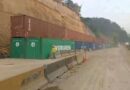 MOP INSTALA CONTENEDORES EN CARRETERA LOS CHORROS PARA FRENAR DERRUMBES Y REABRIR PASO VEHICULAR