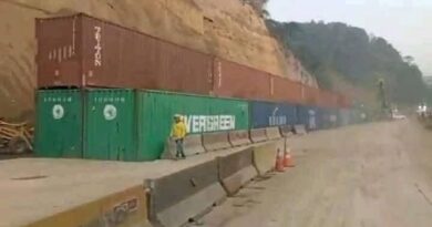 MOP INSTALA CONTENEDORES EN CARRETERA LOS CHORROS PARA FRENAR DERRUMBES Y REABRIR PASO VEHICULAR