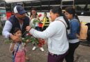 EN EL DÍA DE LAS MADRES, EMPRESARIOS DEL TRANSPORTE REGALAN ROSAS A USUARIAS EN SAN SALVADOR.