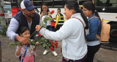 EN EL DÍA DE LAS MADRES, EMPRESARIOS DEL TRANSPORTE REGALAN ROSAS A USUARIAS EN SAN SALVADOR.