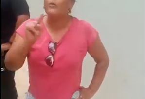 MUJER ES DENUNCIADA EN REDES SOCIALES POR IMPEDIR A ESTUDIANTES SENTARSE EN LA ACERA FRENTE A SU CASA EN SOYAPANGO.