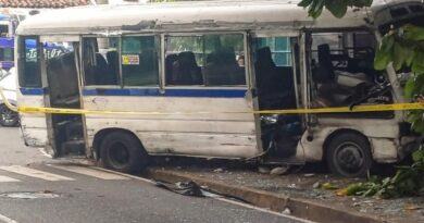 AL MENOS 15 LESIONADOS TRAS FUERTE CHOQUE ENTRE MICROBUS DE LA RUTA 11 Y SEDÁN EN SAN JACINTO