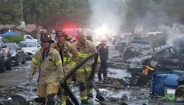 AVIONETA SE ESTRELLA EN SAN DIEGO EE.UU. Y PROVOCA INCENDIOS EN CASAS Y VEHÍCULOS