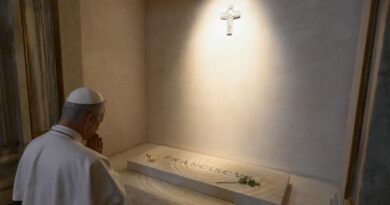 LEÓN XIV VISITA LA TUMBA DE FRANCISCO TRAS SU HISTÓRICA ELECCIÓN COMO PAPA