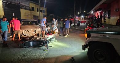 MOTOCICLISTA LESIONADO TRAS SER EMBESTIDO POR UN SEDÁN EN SANTA ANA