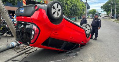 VEHÍCULO VUELCA EN EL CENTRO DE SAN SALVADOR TRAS SER IMPACTADO POR OTRO QUE NO RESPETÓ SEÑAL DE ALTO