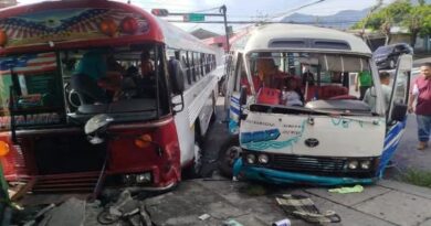 CHOQUE ENTRE BUS Y MICROBÚS DEJA VARIOS LESIONADOS EN LA CALLE 5 DE NOVIEMBRE, SAN SALVADOR