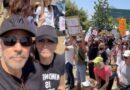 EUGENIO DERBEZ Y ALESSANDRA ROSALDO PARTICIPAN EN PROTESTAS CONTRA REDADAS MIGRATORIAS EN LOS ÁNGELES