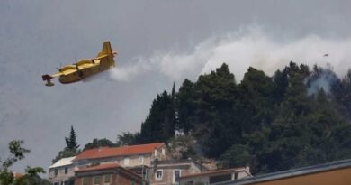 INCENDIO FORESTAL OBLIGA A EVACUACIONES MASIVAS EN LA COSTA SUR DE CROACIA