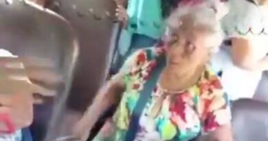 MUJER DE LA TERCERA EDAD INTENTA APUÑALAR A PREDICADOR EN UNIDAD DE LA RUTA 155