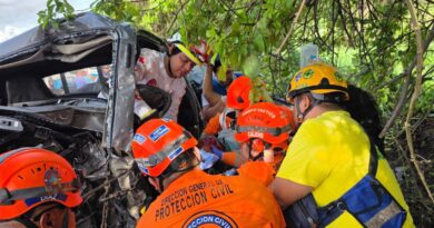 UTILIZAN EQUIPO HIDRÁULICO PARA RESCATAR A HOMBRE ATRAPADO EN VEHÍCULO EN CARRETERA A SONSONATE