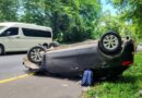 VEHÍCULO VUELCA EN CARRETERA A SANTA ANA POR DISTRACCIÓN DEL CONDUCTOR
