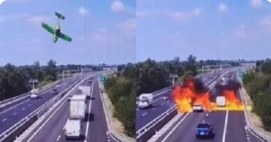 AVIONETA SE ESTRELLA EN AUTOPISTA DE BRESCIA Y DEJA DOS MUERTOS