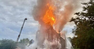 INCENDIO DESTRUYE IGLESIA HISTÓRICA EN CANADÁ TRAS IMPACTO DE RAYO