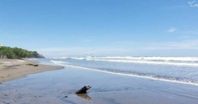 CORRIENTES MARINAS ARRASTRAN A SEIS PERSONAS EN PLAYAS SALVADOREÑAS; UNA MENOR FALLECE