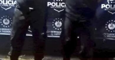 POLICÍAS CAPTURADOS POR EXTORSIONAR A TAXISTAS EN USULUTÁN