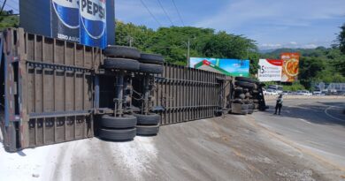 PASO DETENIDO EN AMBOS CARRILES EN CARRETERA AL PUERTO DE LA LIBERTAD POR FURGÓN ACCIDENTADO