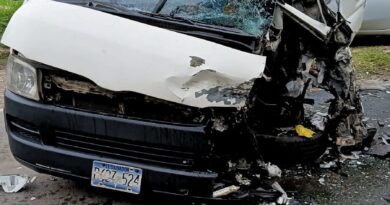 CONDUCTOR DE MICROBUS RESCATADO TRAS FUERTE ACCIDENTE EN CARRETERA DE SANTA ANA A SONSONATE, VIA LOS NARANJOS