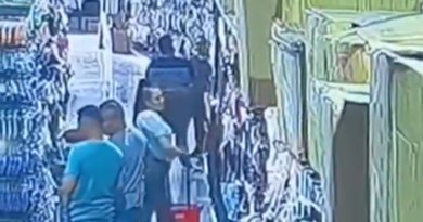 CÁMARAS CAPTAN A CINCO MUJERES ROBANDO EN ALMACÉN CERCA DEL MERCADO CENTRAL EN SAN SALVADOR