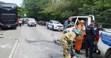 CHOQUE ENTRE AUTOBÚS Y CAMIÓN DEJA TRES LESIONADOS EN LA PAZ