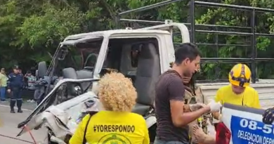 CHOQUE ENTRE AUTOBÚS Y CAMIÓN DEJA TRES LESIONADOS EN LA PAZ