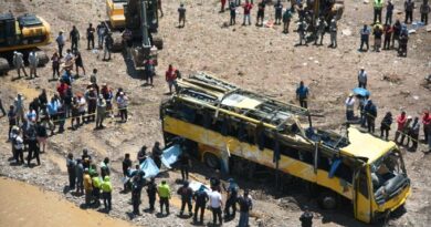 AUTOBÚS CAE 80 METROS HASTA EL RÍO TLAPANECO EN GUERRERO