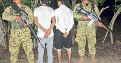 FUERZA ARMADA ENTREGA A DOS MENORES A LA PNC POR TRANSPORTAR DROGA EN AHUACHAPÁN