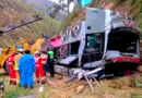 TRAGEDIA EN PERÚ: AL MENOS 18 MUERTOS Y 24 HERIDOS DEJA CAÍDA DE AUTOBÚS EN PRECIPICIO