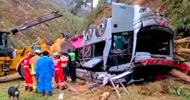 TRAGEDIA EN PERÚ: AL MENOS 18 MUERTOS Y 24 HERIDOS DEJA CAÍDA DE AUTOBÚS EN PRECIPICIO