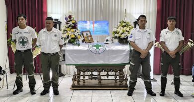 SOCORRISTAS DE CRUZ VERDE SANTA ANA RINDEN HOMENAJE A COMPAÑERO FALLECIDO EN ACCIDENTE