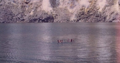 VIRALIZAN FOTOGRAFÍAS DE DOS HOMBRES NADANDO EN LA LAGUNA DEL CRÁTER DEL VOLCÁN ILAMATEPEC