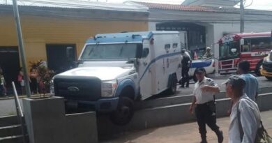CAMIÓN BLINDADO PIERDE EL CONTROL Y CASI INVADE PARQUE CENTRAL EN SONSONATE