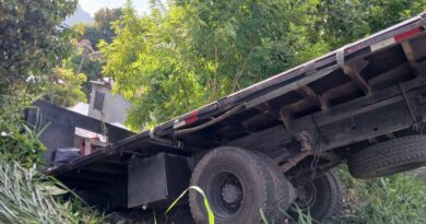CHOQUE ENTRE DOS CAMIONES EN AUTOPISTA A COMALAPA DEJA TRES LESIONADOS