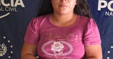DETIENEN A MUJER EN TERMINAL DE SAN MIGUEL POR VIOLAR ORDEN DE ALEJAMIENTO