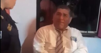 PASTOR SUSPENDE VELA Y OBLIGA A RETIRAR ATAÚD BAJO LA LLUVIA EN JUJUTLA, AHUACHAPÁN