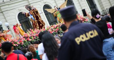 CIENTOS DE FELIGRESES PARTICIPARON EN PROCESIONES EN HONOR AL DIVINO SALVADOR DEL MUNDO