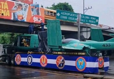 HELICÓPTERO DE EXHIBICIÓN QUEDÓ ATRAPADO EN PASO A DESNIVEL CERCA DEL HERMANO LEJANO EN SALVADOR
